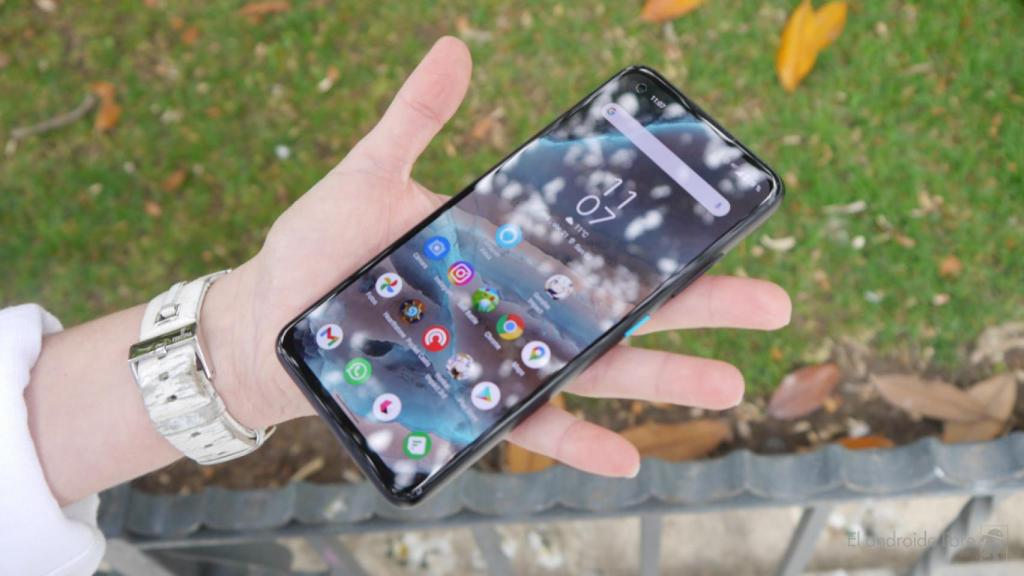 En otras manos, el tamaño del ASUS Zenfone 8 es perfecto