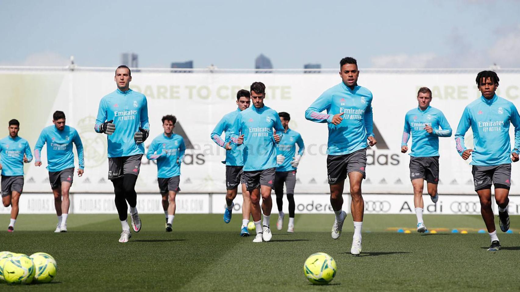 Marco Asensio, Fede Valverde, Andriy Lunin, Álvaro Odriozola, Miguel Gutiérrez, Antonio Blanco, Mariano Díaz, Toni Kroos y Víctor Rofino, durante un entrenamiento del Real Madrid