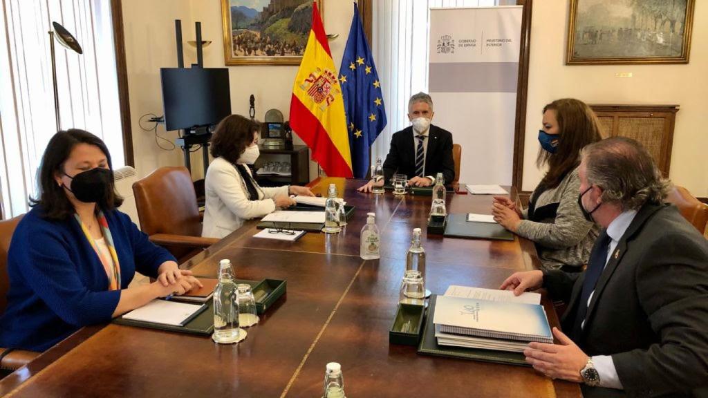 Las víctimas, reunidas con el ministro del Interior este miércoles.