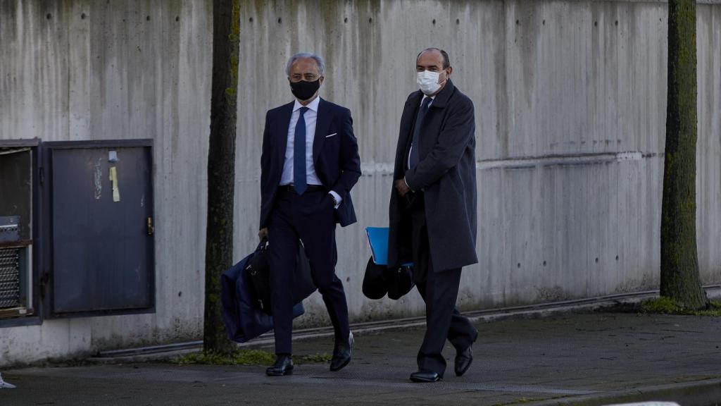El abogado del PP, Jesús Santos (i), a su llegada al juicio por la presunta caja 'b' del PP.
