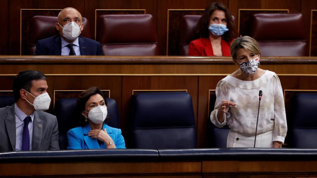 Yolanda Díaz, vicepresidenta tercera, junto a la primera, Carmen Calvo, y el presidente, Pedro Sánchez.