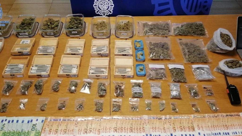 Efectos intervenidos por la Policía Nacional en una operación en Santiago de Compostela.