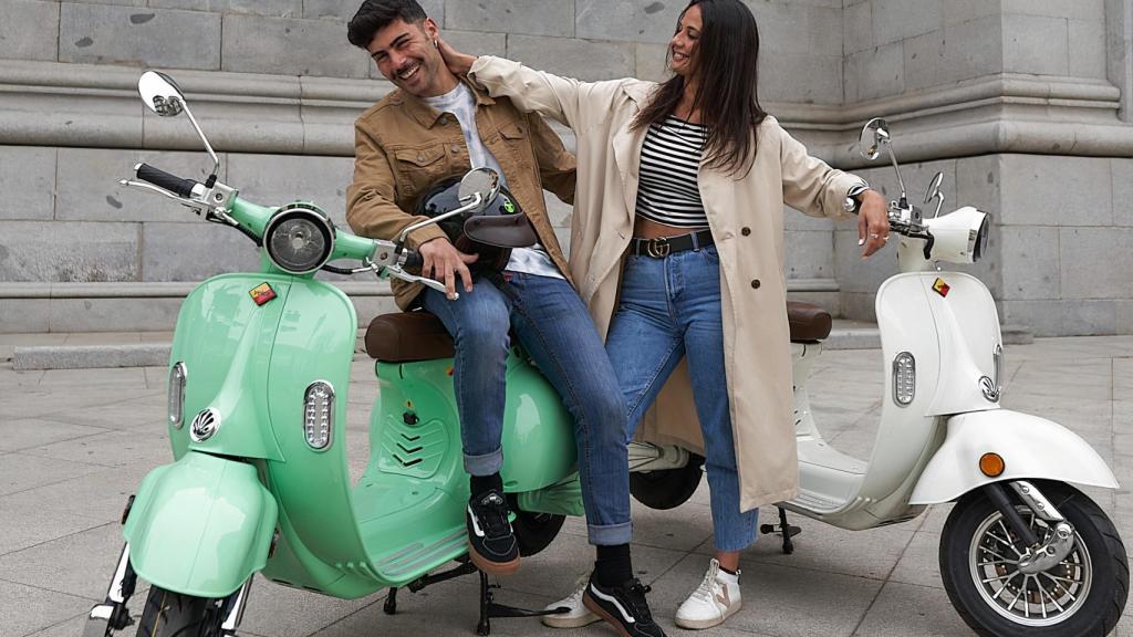 Hugo y Lara, de La Isla de las Tentaciones, embajadores de la firma en España.