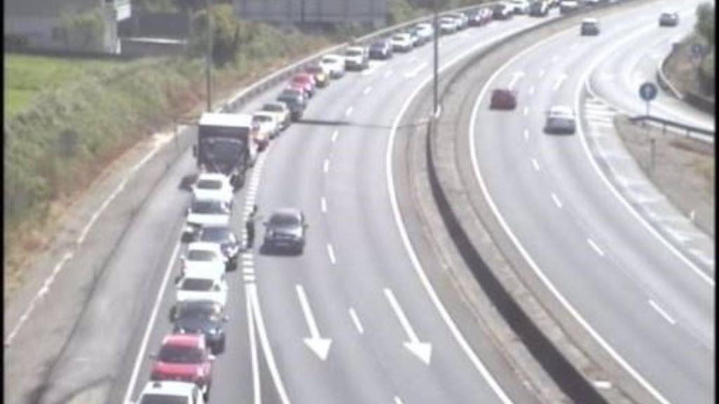 Accesos al Ifevi en la AP-9, colapsados por vehículos que intentan llegar al recinto ferial para la campaña de vacunación contra la Covid