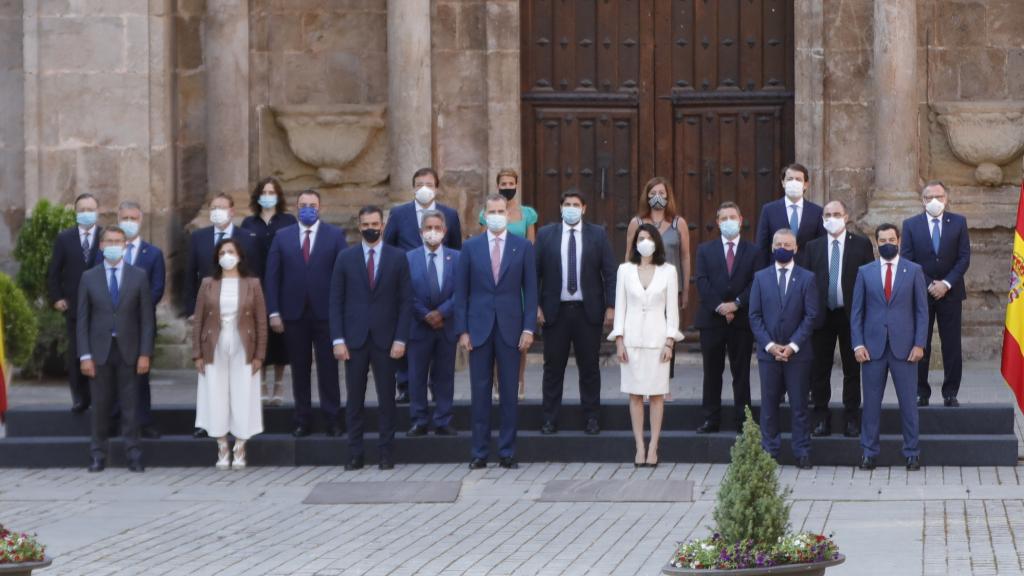 El presidente del Gobierno y los presidentes autonómicos en la Conferencia de presidentes de San Millán de la Cogolla en 2020.