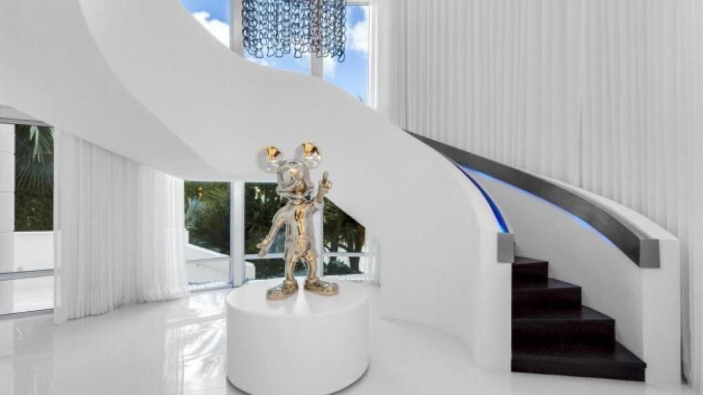 La escalera de caracol, escoltada por una estatua de Mickey Mouse.