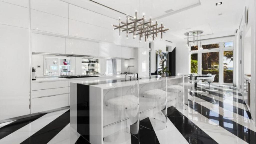 La cocina, diseñada en blanco y negro.