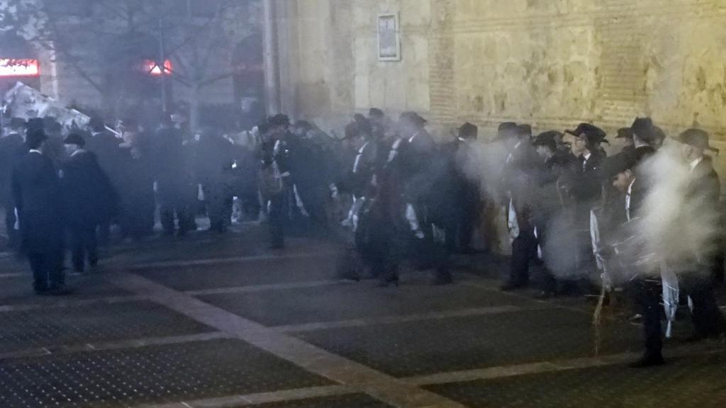 Los arcabuceros haciendo uso de la pólvora en las Fiestas de la Virgen.