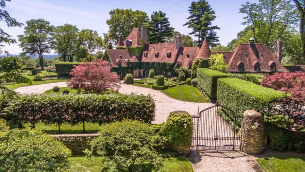 Imagen del exterior de la casa que Hilfiger tiene a la venta en Round Hill.