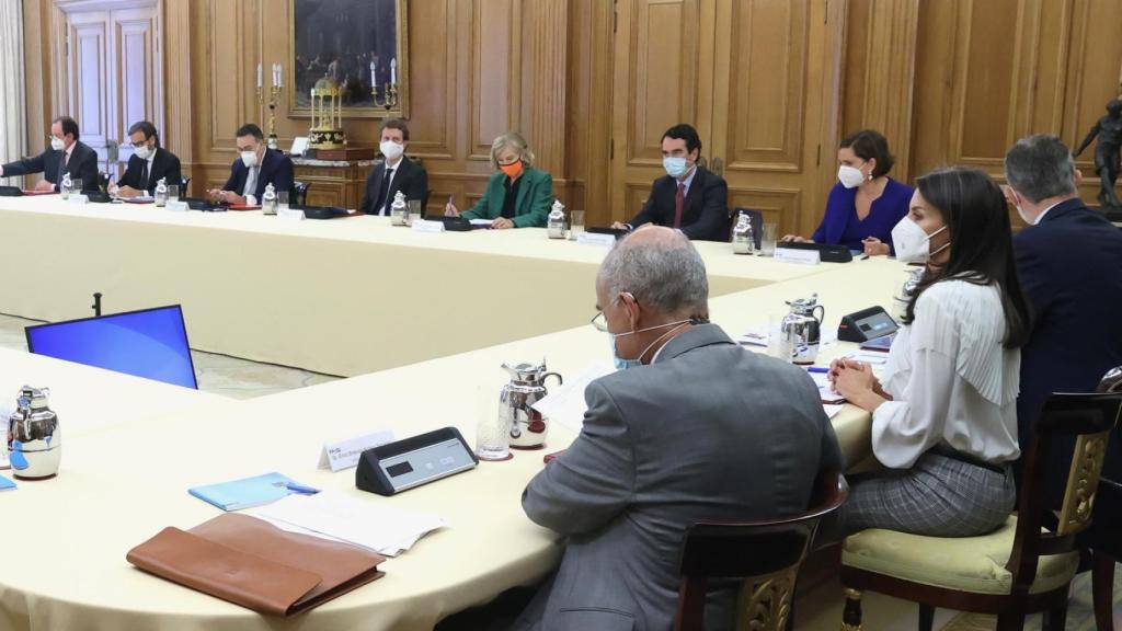 La reina Letizia con blusa de Massimo Dutti.