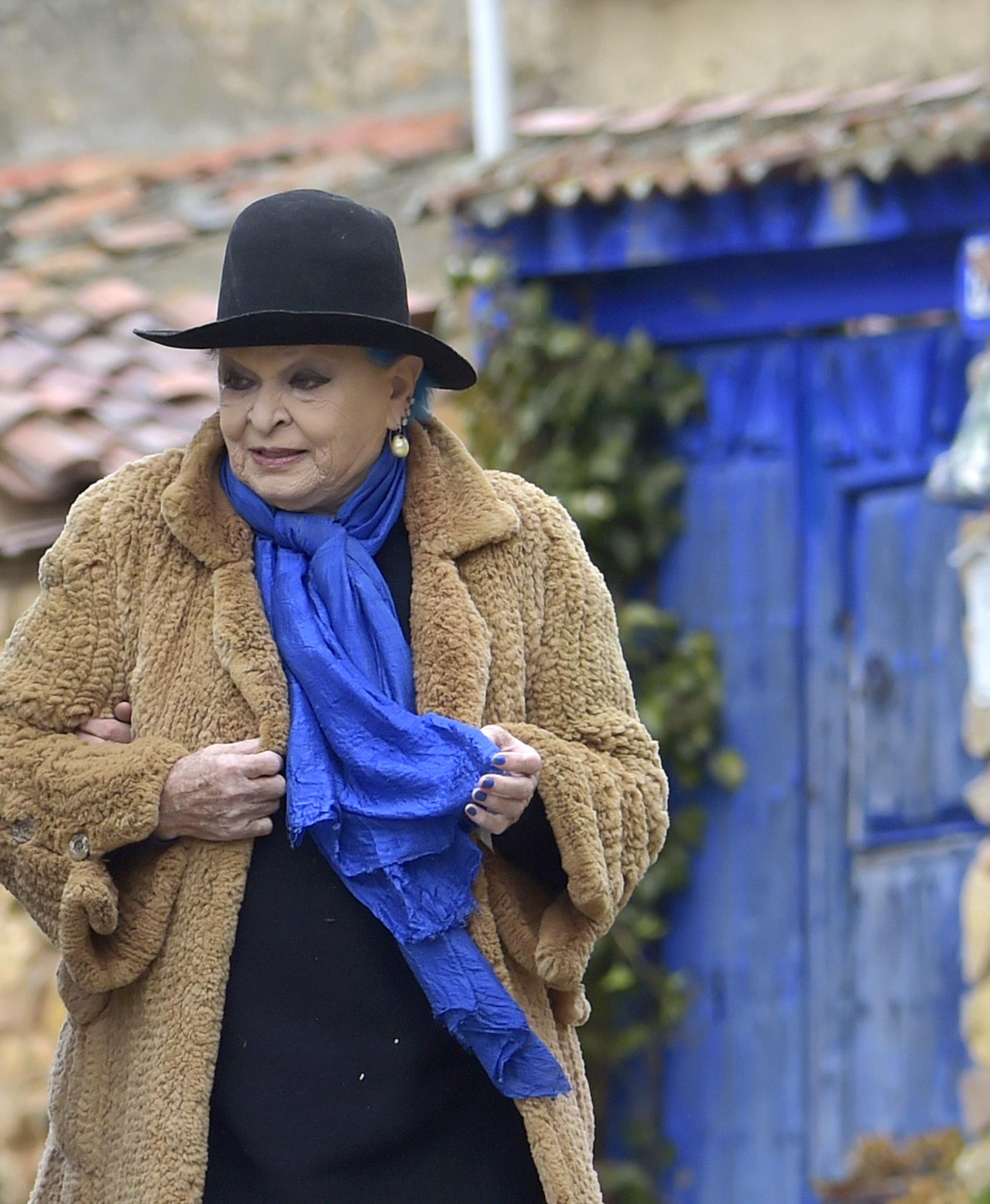 Lucía Bosé, saliendo de su casa, en una imagen de 2017.