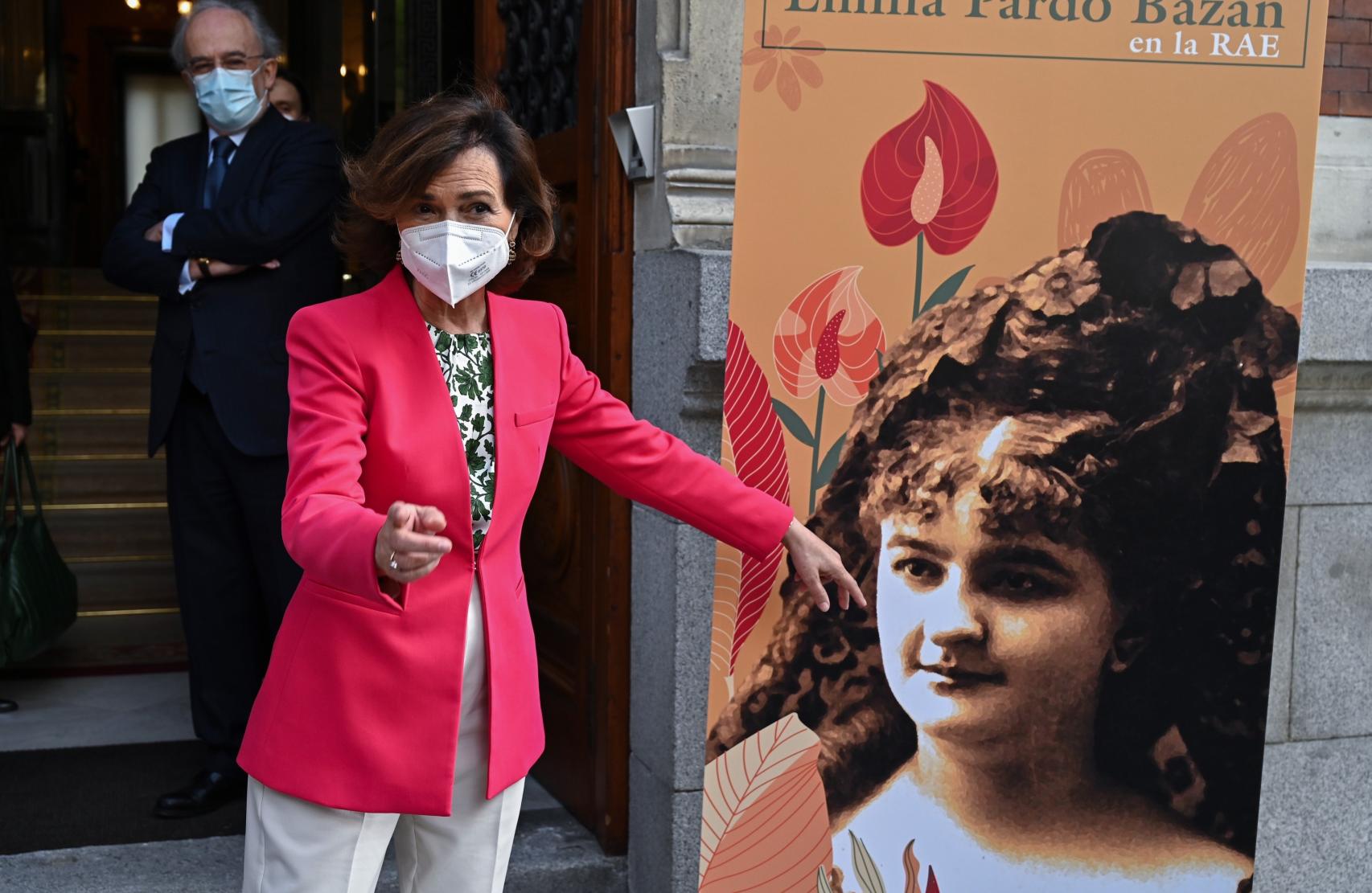 La vicepresidenta primera, Carmen Calvo, señala un cartel del homenaje a Pardo Bazán. Detrás, Muñoz Machado la contempla.