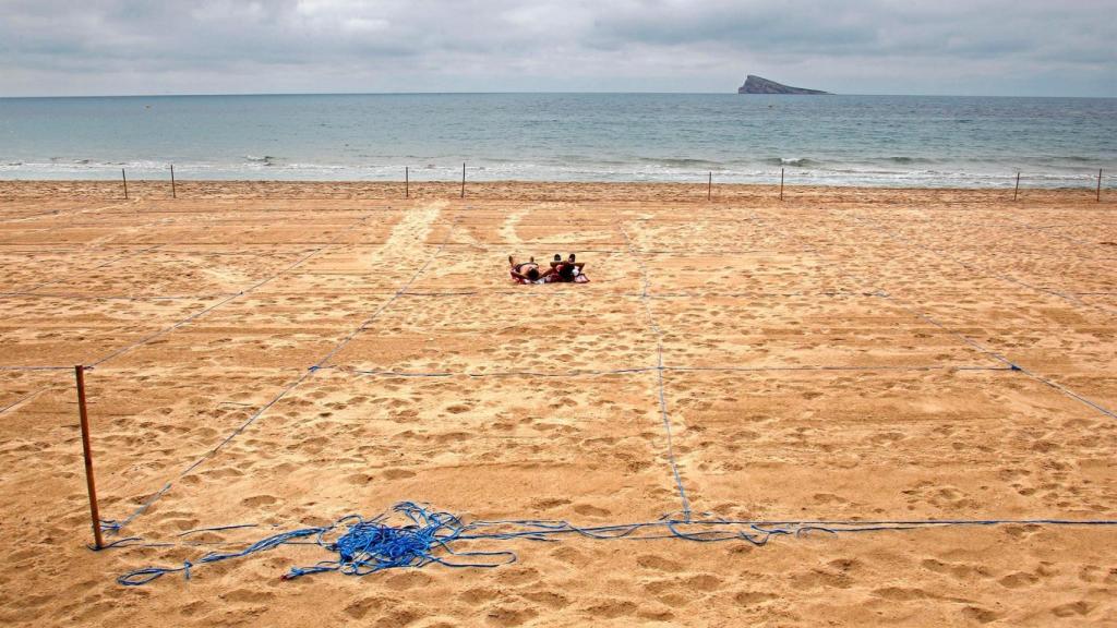 Playa de Benidorm parcelada y vacía justo antes del fin del estado de alarma.