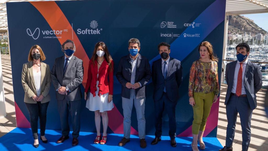 El CEO de Vector, Carlos Delgado, y su director comercial, Javier Agulló, junto a la consellera, la primera teniente de alcalde Alicante y el presidente de la Diputación de Alicante.