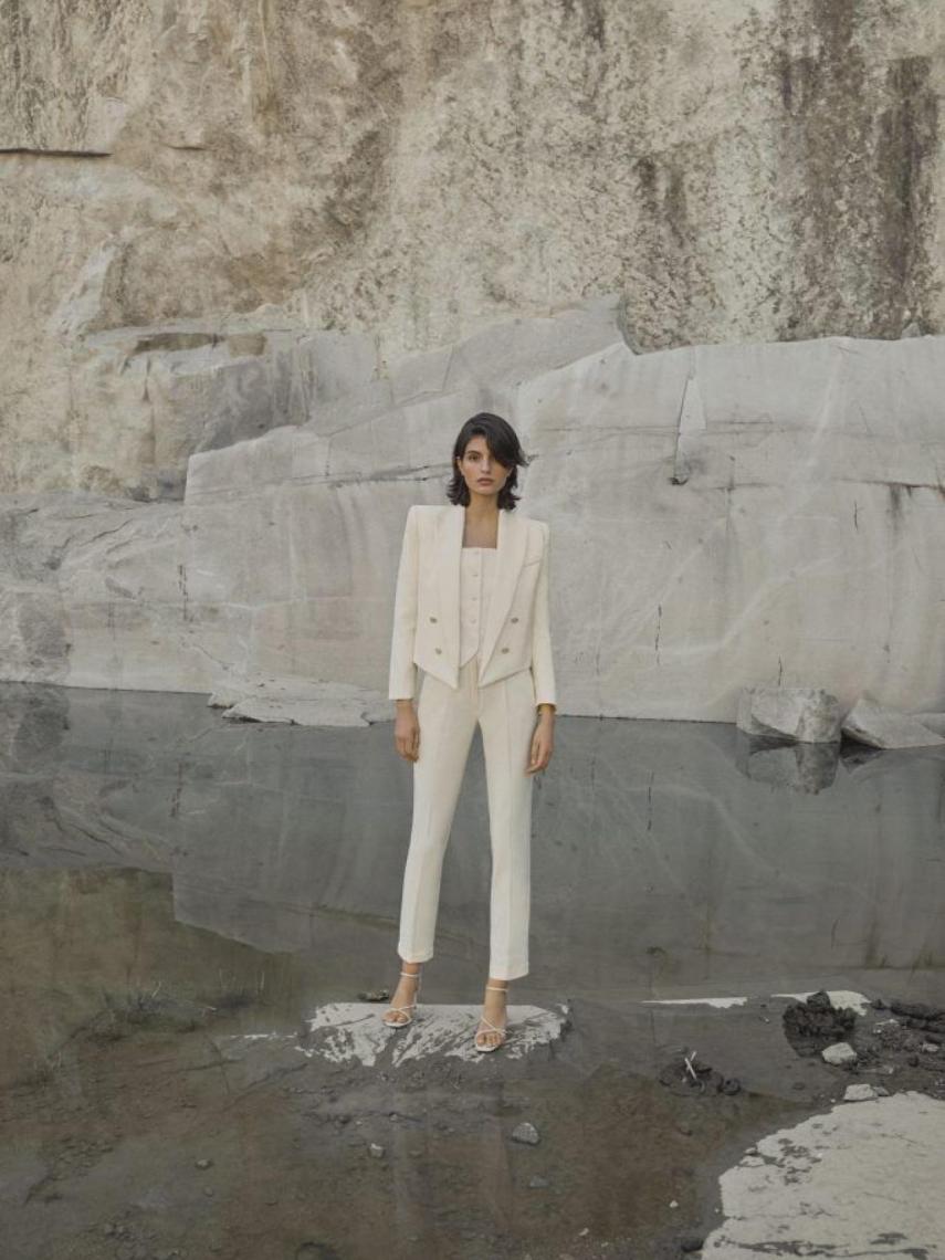 Bleis Madrid cuenta con trajes nupciales en color crudo.