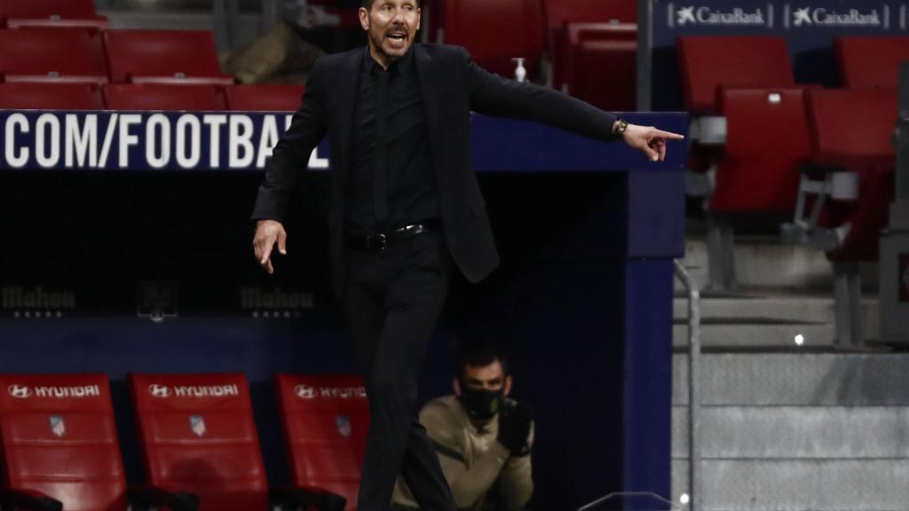 El 'Cholo' Simeone da indicaciones a sus jugadores en la banda