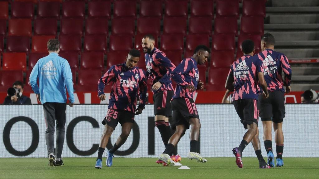 Calentamiento de los jugadores del Real Madrid en Los Cármenes