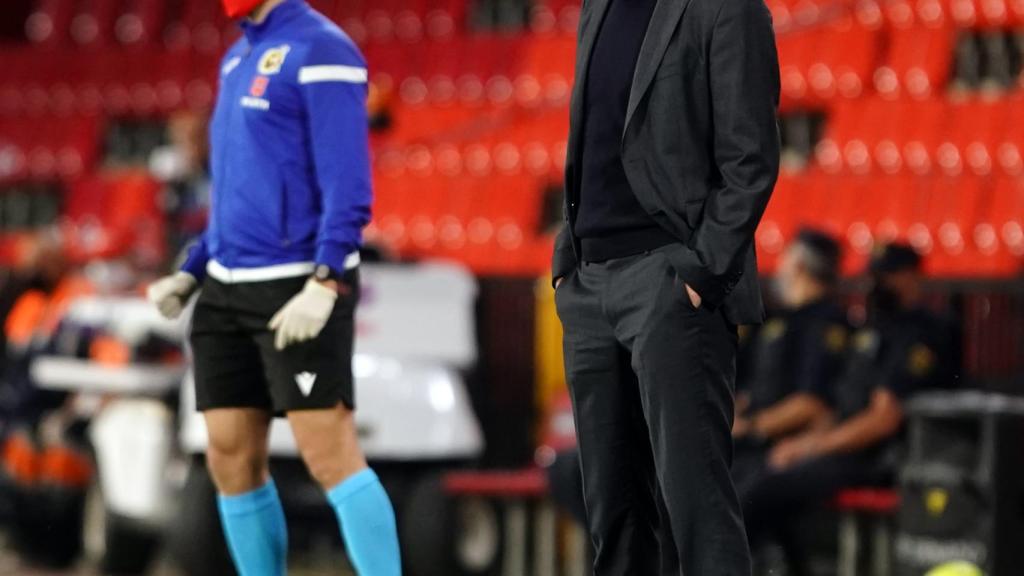 Zidane sigue el partido frente al Granada desde la banda