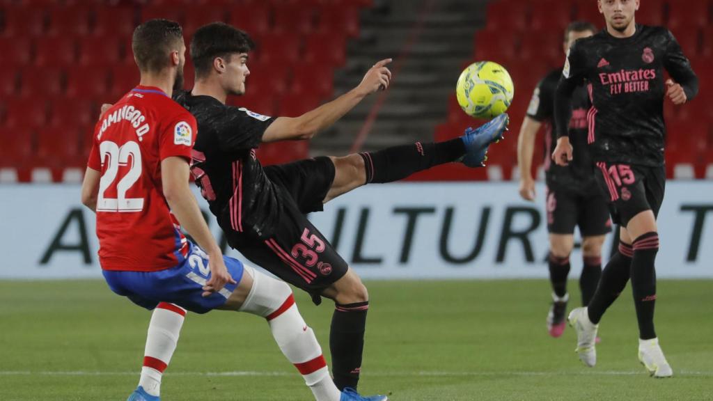 Miguel Gutierrez pasa el balón ante la presión de Domingos Duarte