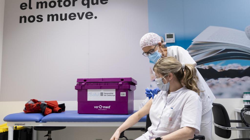 Imagen de la vacunación contra la Covid-19 del personal sanitario de Seat.