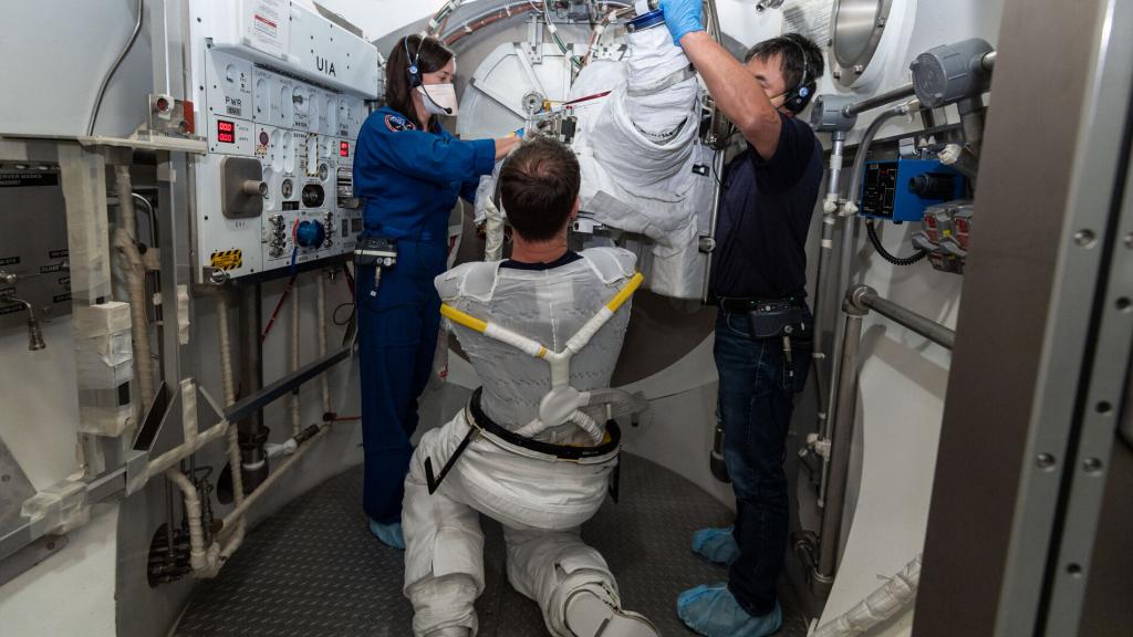 Astronauta vistiéndose