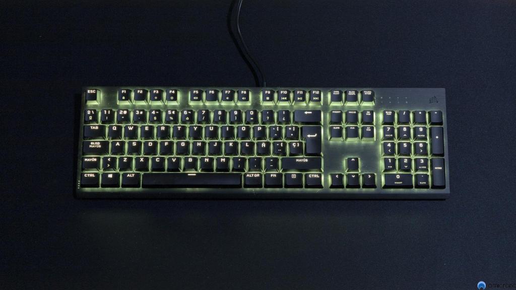 Teclado en su parte frontal.