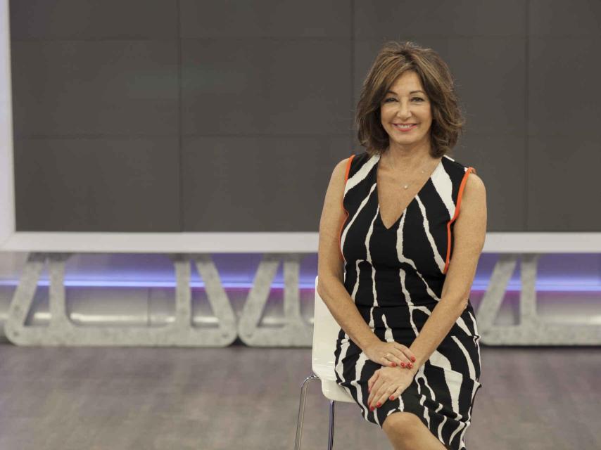 Ana Rosa Quintana posa en su plató de Telecinco.