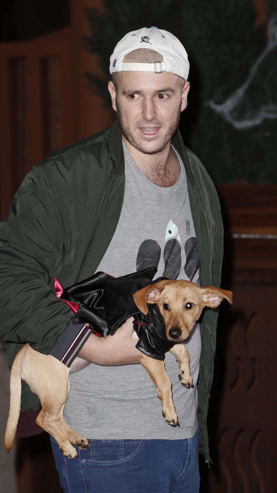 Álex Lequio junto a su mascota Boby Puchum y su gorra de la Universidad de Duke.