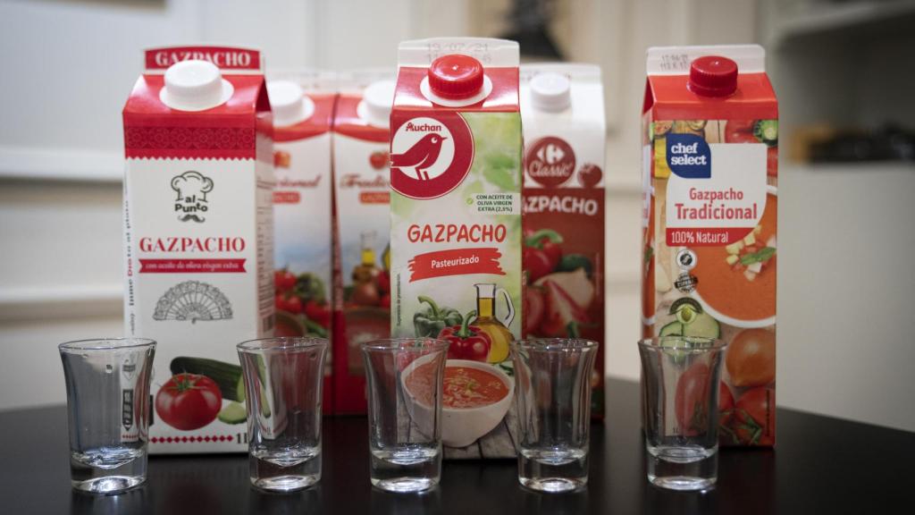 Imagen de los seis gazpachos diferentes probados por López.