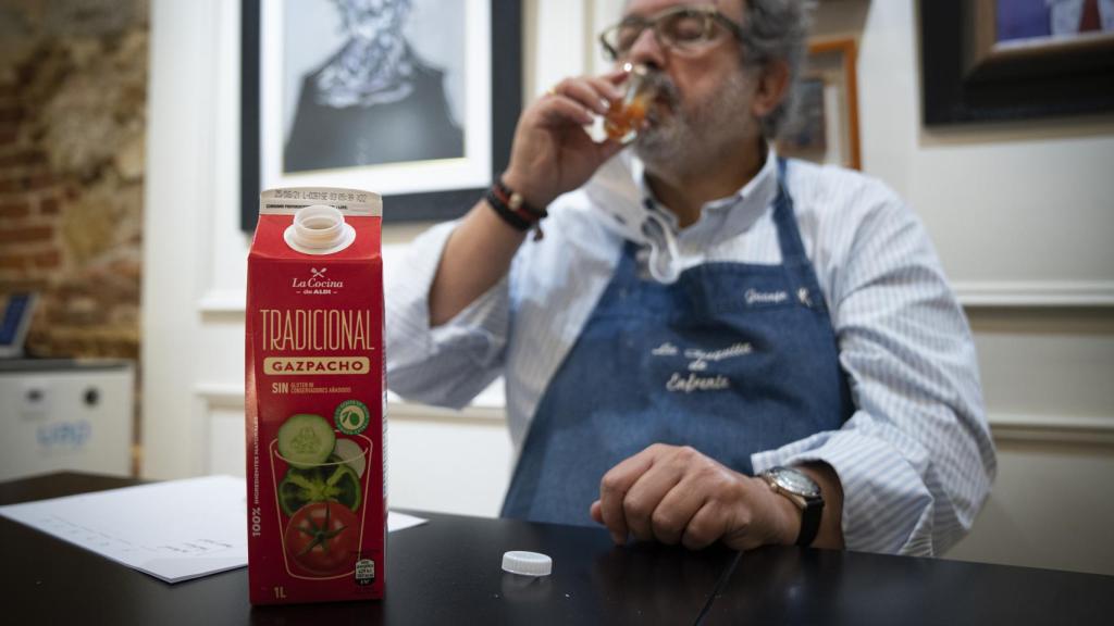 Juan José prueba uno de los gazpachos de los supermercados.