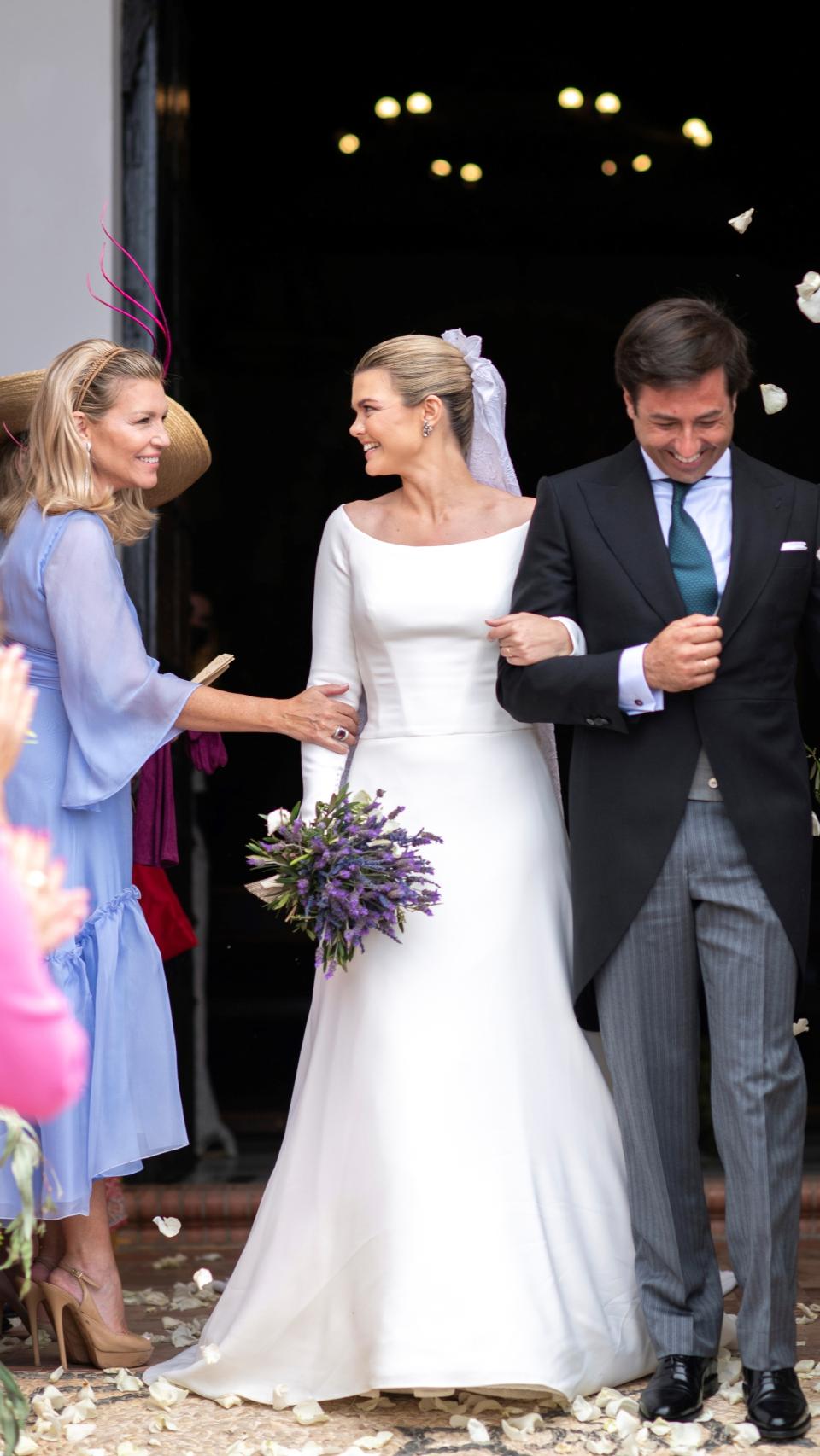 Patricia Rato, con tocado de Tolentino, felicita a su hija por su enlace con Ernesto de Novales.