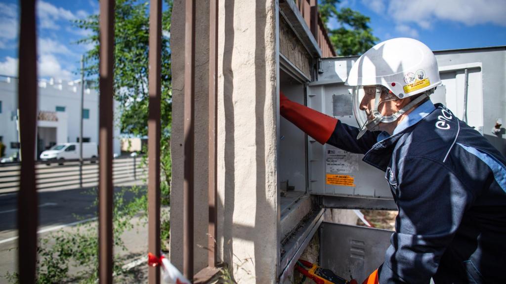Juan de Dios llevando a cabo una inspección en un restaurante que abrirá sus puertas en breve.
