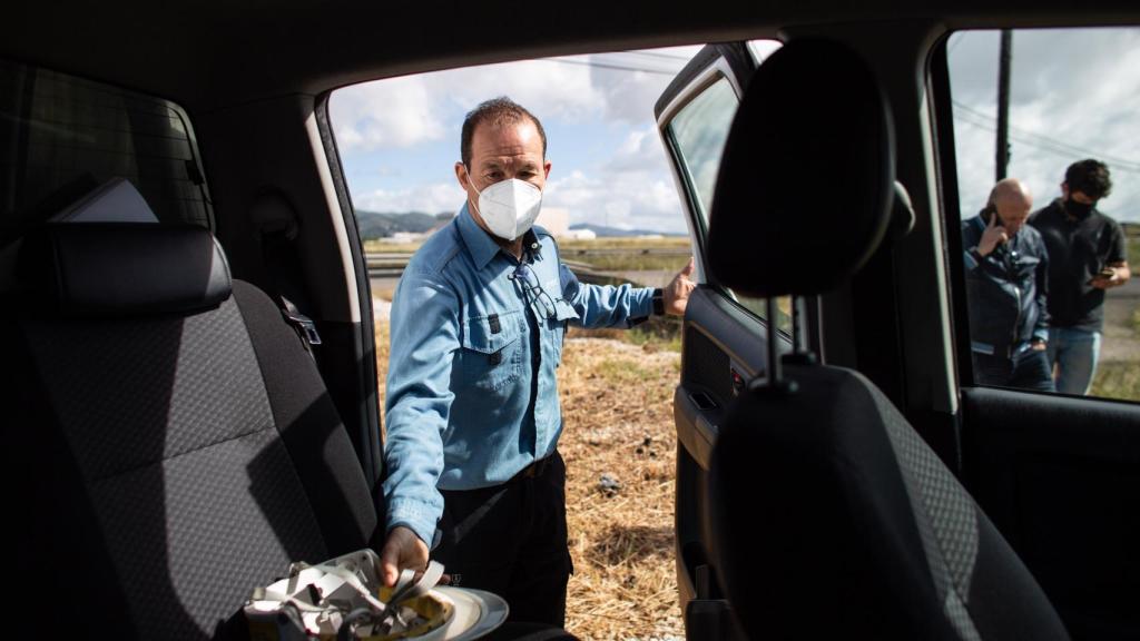 Cerrato guardando sus herramientas tras la inspección.