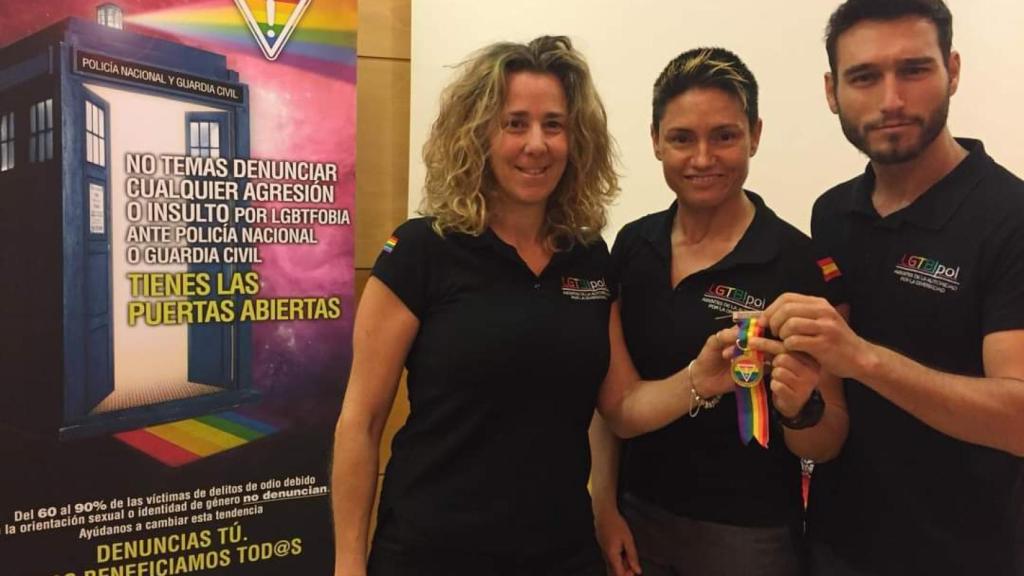 Begoña, a la izquierda, junto a otros miembros del colectivo LGTBPol.