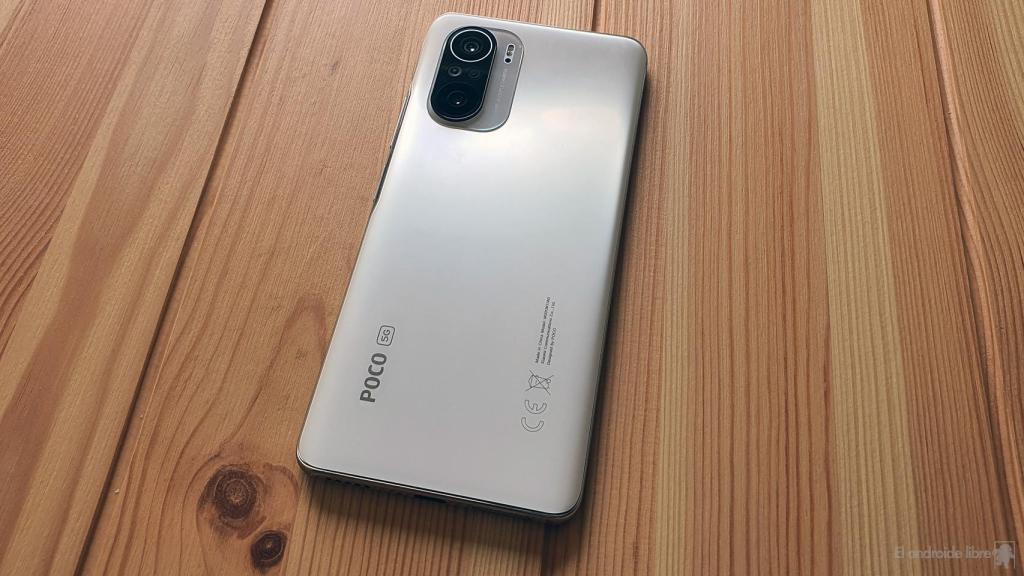 Vista general de la trasera del POCO F3