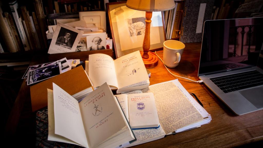 Mesa de trabajo de Trapiello con los cuadernos que nutren sus diarios.