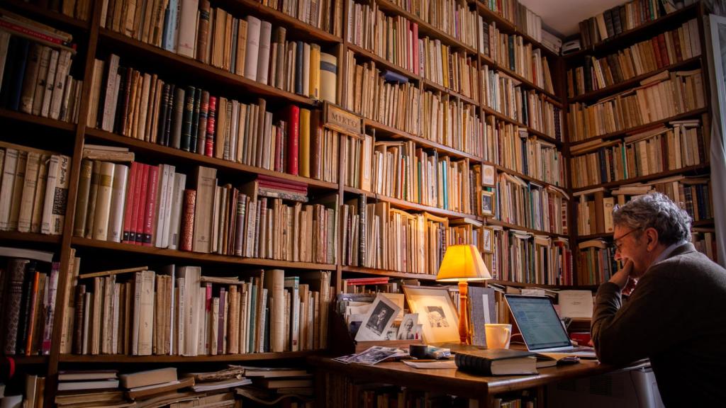 Andrés Trapiello, en su despacho de trabajo.