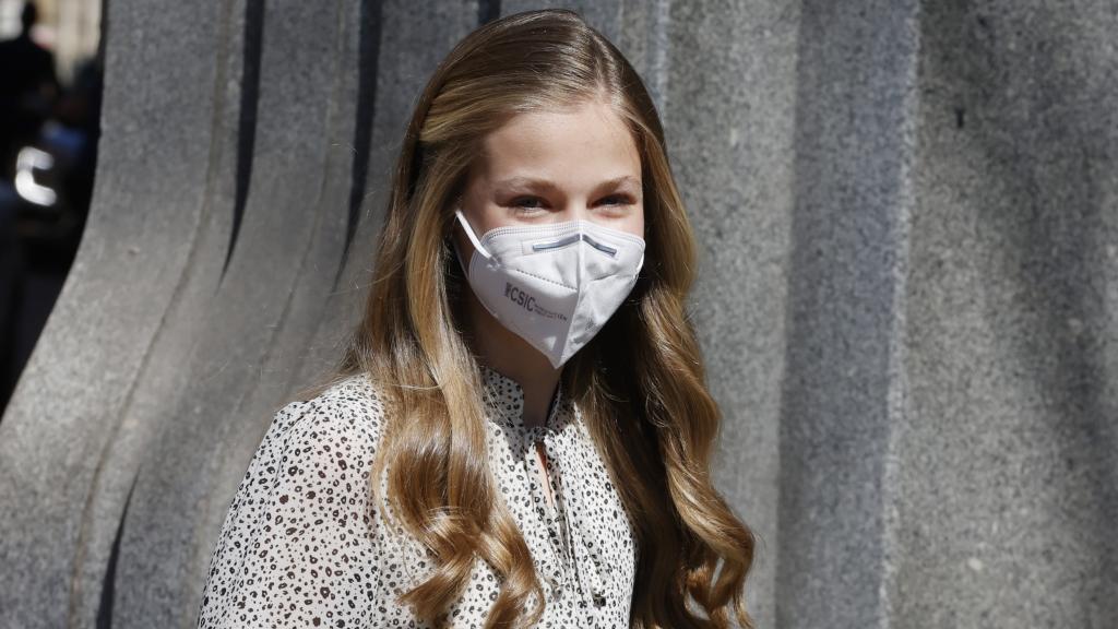 En cuanto a su maquillaje, Leonor apenas destaca algunos detalles de su rostro.