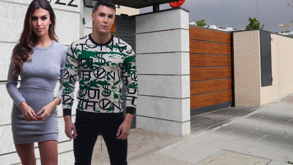 Sofía Suescun y Kiko Jiménez delante de la puerta de la casa que comparten y donde han montado la empresa, en un montaje de JALEOS.