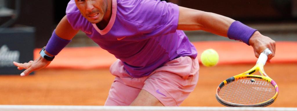 Nadal intenta salvar la red con un revés cortado