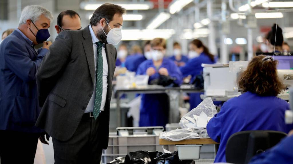 Paco Núñez ha visitado la fábrica de zapatos Pablosky en Fuensalida (Toledo)