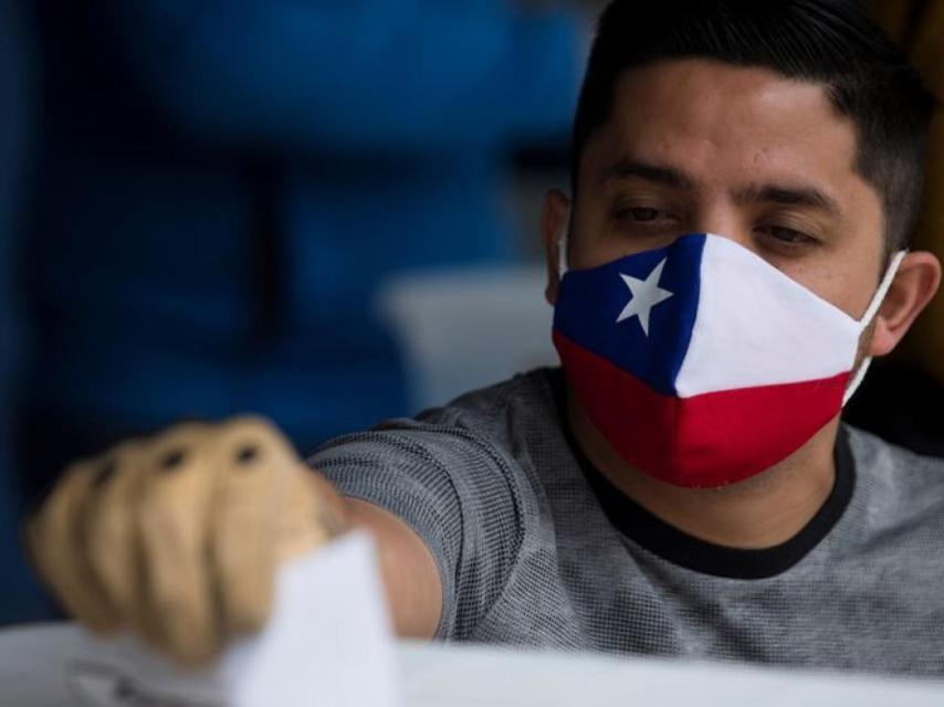 Un hombre votando en Chile en una imagen de archivo.