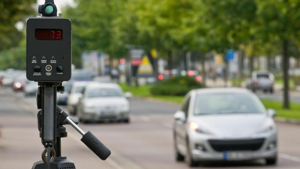 Un radar de la DGT pilla a un coche circulando con exceso de velocidad.