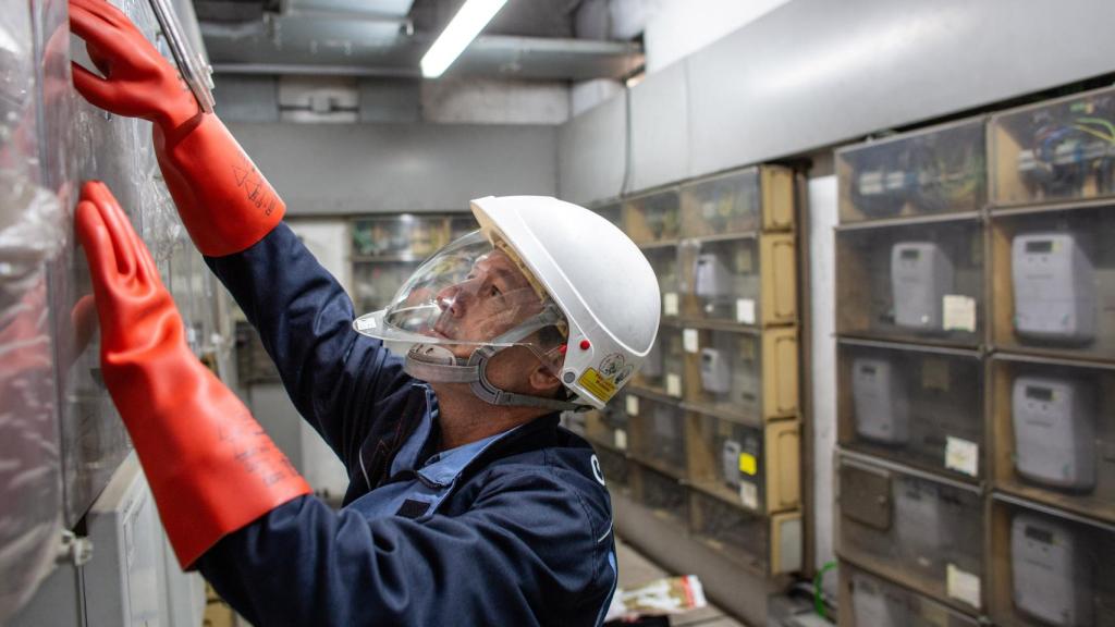 Juan de Dios Cerrato supervisando la instalación del Centro Comercial La Sierra.