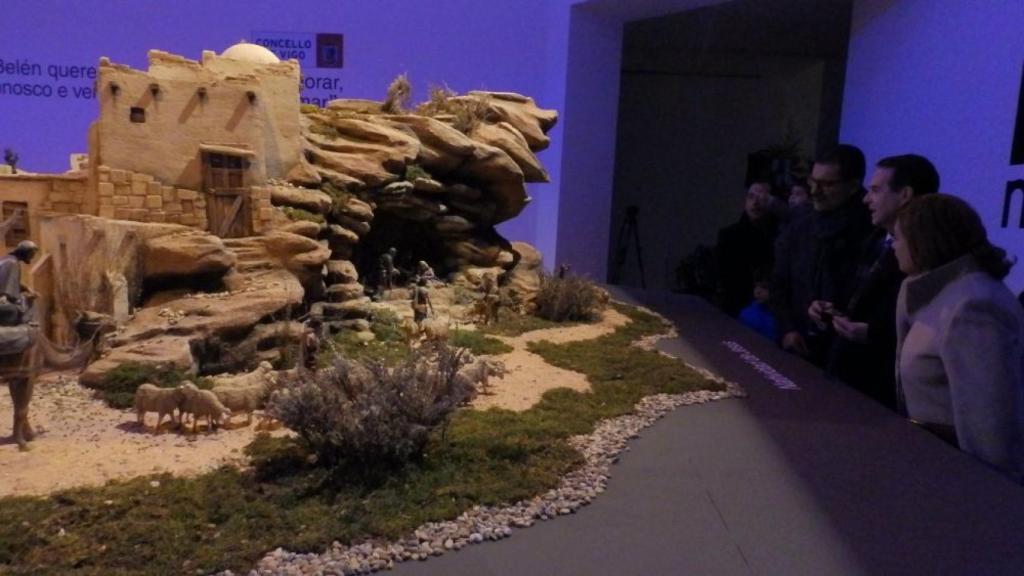 Abel Caballero visitando en 2017 el primer belén instalado en la Casa das Artes