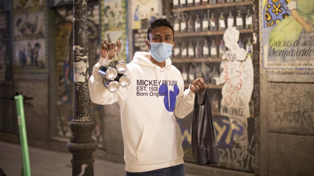 Cayón, un latero bangladesí que trabaja en Malasaña.