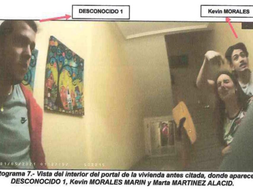 Portal del número 27 de la calle Miguel de Unamuno donde se refugiaron Marta y Kevin.
