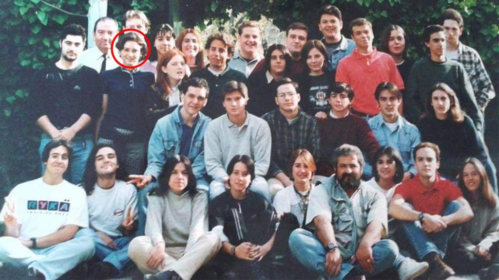 Ayuso, señalada con un círculo, junto a otros compañeros en sus años de secundaria en el Éfeso. Khalil, el empleado del kiosko, sentado en la primera fila con barba.