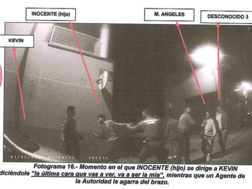 Un agente se limita a agarrar por el brazo a 'El Tente' mientras sigue amenazando a Kevin tras apuñalarle.