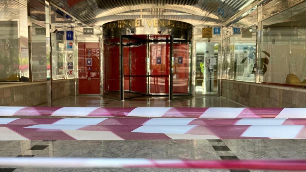 Hotel cerrado en la zona inglesa.